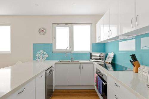 Η κουζίνα ή μικρή κουζίνα στο My Island Home by Ready Set Stay