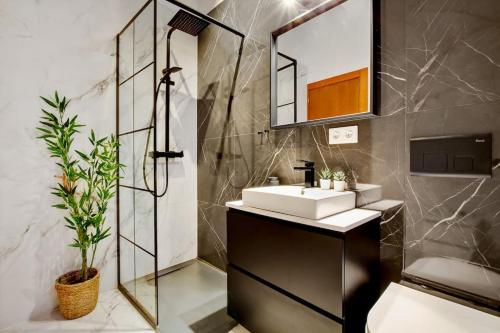 La salle de bains est pourvue d'un lavabo et d'un miroir. dans l'établissement Ayma Apartamento Ollerías, à Malaga