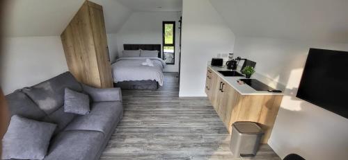 uma sala de estar com um sofá e uma cama em The Rocks - Luxury Glamping Resort em Newry