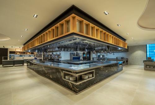eine große Küche mit großer Theke in einem Zimmer in der Unterkunft Van der Valk Hotel A4 Schiphol in Hoofddorp