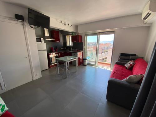 - un homme sur un canapé dans le salon dans l'établissement Studio Appartement Cannes Centre - 5 min à pied du Palais des Festivals et Congrès, à Cannes