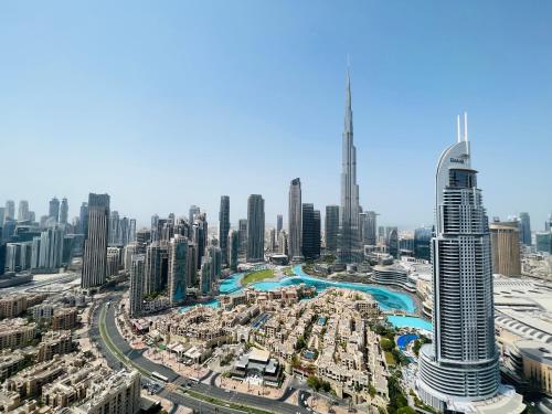 eine Luftansicht einer Stadt mit einem hohen Wolkenkratzer in der Unterkunft 3BR, Burj Khalifa,Fountain48 in Dubai