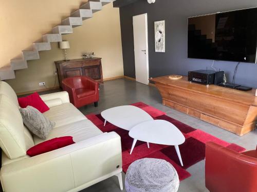 Μια τηλεόραση ή/και κέντρο ψυχαγωγίας στο Belle villa avec piscine intérieure et piscine extérieure Gite Les Aiguiers