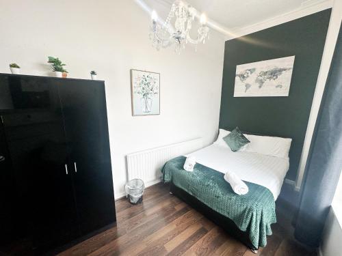 Ένα ή περισσότερα κρεβάτια σε δωμάτιο στο The Valley Inn Liverpool