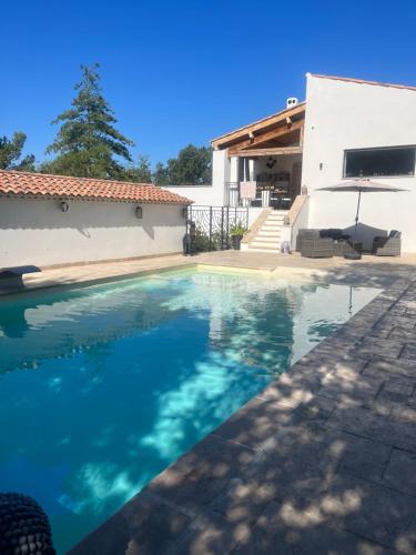 une piscine devant une maison dans l'établissement Domaine de la Vie Conte, à Rians