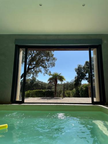 Πισίνα στο ή κοντά στο Belle villa avec piscine intérieure et piscine extérieure Gite Les Aiguiers