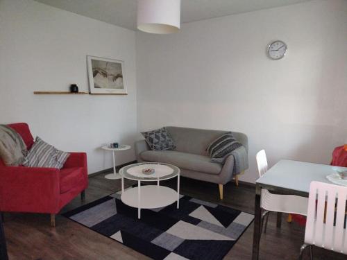 - un salon avec un canapé et une table dans l'établissement Ihastuttava kaksio Lahdessa, à Lahti
