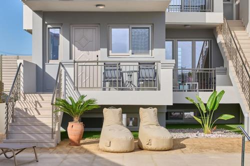 Μπαλκόνι ή βεράντα στο Comfy apartmt near beach with pool dining area