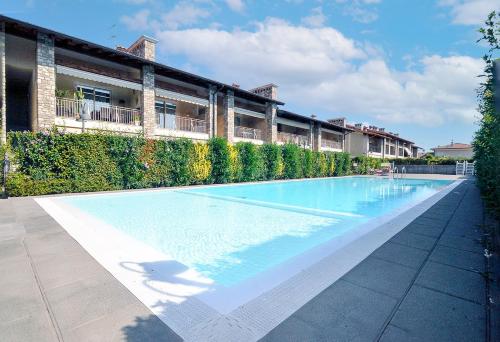 einem großen Pool vor einem Gebäude in der Unterkunft Appartamento Benaco 108 in Raffa