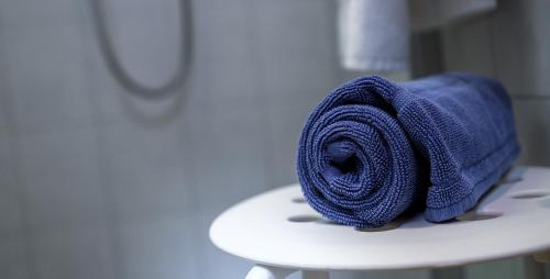 ein blaues Handtuch auf einem WC in der Unterkunft ABA-Sporting Apartment House in Leukerbad