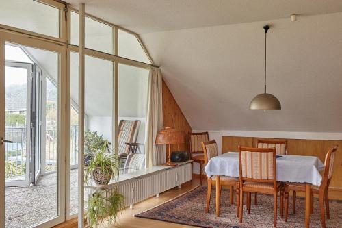 a dining room with a table and a window at Ferienwohnung Zierau in Amelinghausen