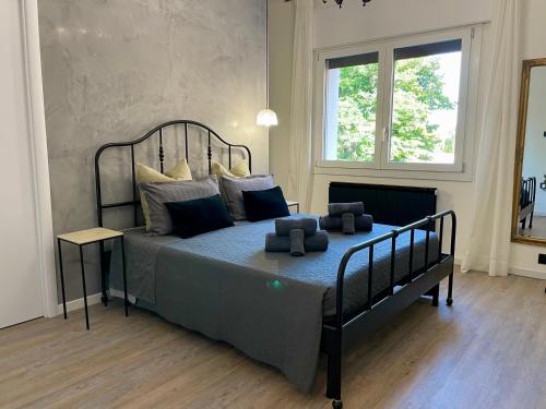 1 dormitorio con 1 cama grande con sábanas azules en Casa Silvano, en Mestre