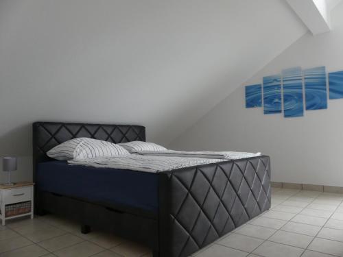 a bedroom with a bed with blue and white walls at Apartment-Koeln-Bonn, Ihr Zuhause auf Zeit. in Wesseling