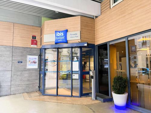 una entrada a un almacén con las puertas abiertas en ibis budget Marseille Vieux Port, en Marsella