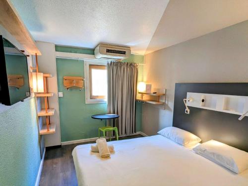 Habitación pequeña con cama y ventana en ibis budget Marseille Vieux Port, en Marsella