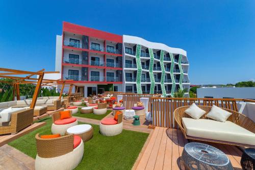 邦勞的住宿－Best Western Plus The Ivywall Resort-Panglao，一座带桌椅的庭院和一座建筑