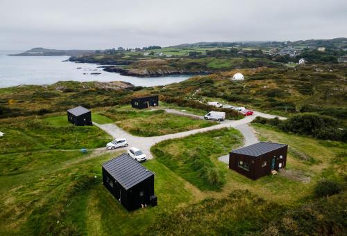 una vista aerea di una casa su una collina vicino all'oceano di Goleen Harbour a Goleen