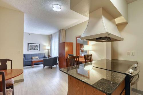 Il dispose d'une cuisine et d'un salon avec des plaques de cuisson. dans l'établissement Comfort Suites Appleton Airport, à Appleton