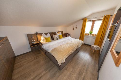 sypialnia z dużym łóżkiem i oknem w obiekcie Ferienwohnung in Krün w mieście Krün
