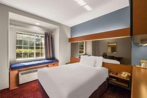 Ένα ή περισσότερα κρεβάτια σε δωμάτιο στο Econo Lodge Inn & Suites Mesquite - Dallas East
