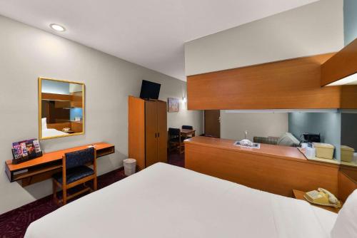 Ένα ή περισσότερα κρεβάτια σε δωμάτιο στο Econo Lodge Inn & Suites Mesquite - Dallas East