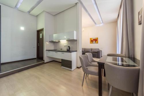 Кухня или мини-кухня в Central Apartments Maidan Area

