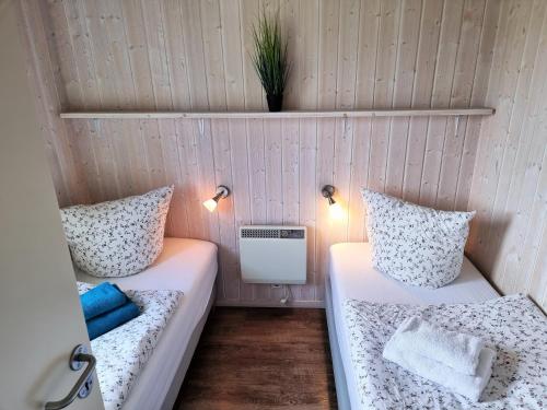 Postel nebo postele na pokoji v ubytování Ferienhaus Strandblick 12