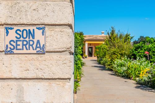 a sign on a brick wall that reads son emergency at Son Serra in Búger