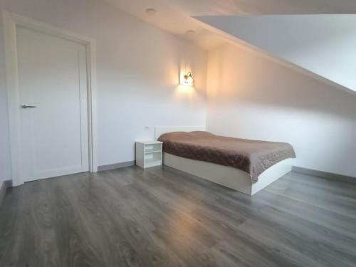 Ένα ή περισσότερα κρεβάτια σε δωμάτιο στο Apartments Bis House