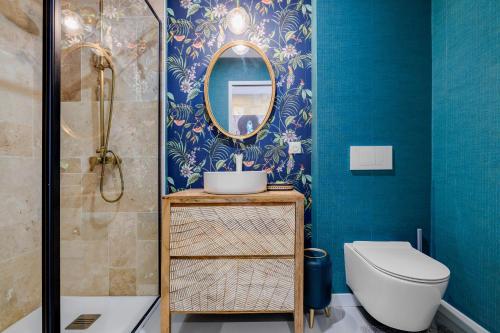 łazienka z toaletą i lustrem w obiekcie Loft contemporain à 2 pas du centre w mieście Bordeaux