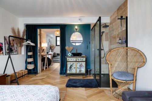 een woonkamer met een rotan stoel en een tafel bij Loft contemporain à 2 pas du centre in Bordeaux
