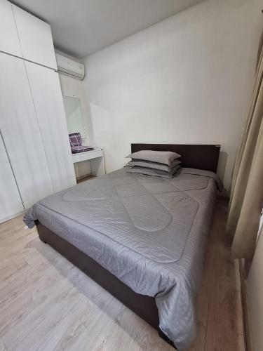 a bedroom with a bed in a white room at Quin Homestay UUC in Kampong Kayumatang