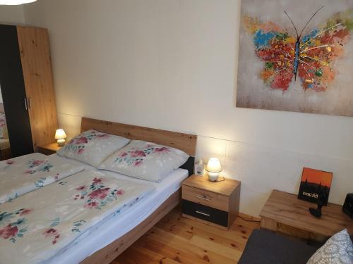 una camera da letto con un letto e un dipinto sul muro di Apartmán CENTRAL, self check in 24 h a Banská Bystrica