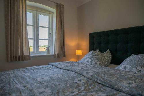 a bedroom with a large bed and a window at Ferienwohnung Rüm Hart in Hattstedtermarsch