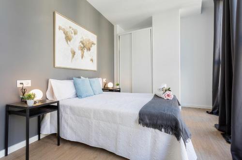 a bedroom with a large bed and a desk with a bed sidx sidx sidx sidx at Rianal Céntrico Moderno in Jerez de la Frontera