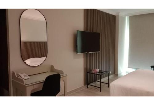 TV a/nebo společenská místnost v ubytování Times Square Suite Hotel