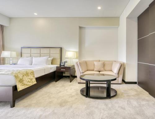 Pokój hotelowy z łóżkiem, kanapą i stołem w obiekcie Luxury Address Res DubaiMarina Studio1 Frank&Frank w Dubaju