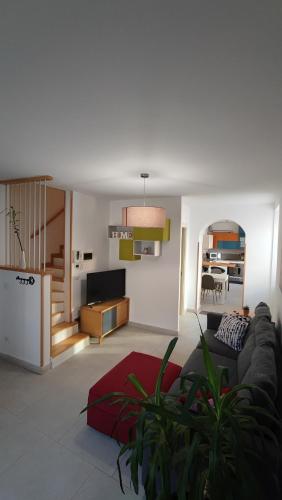 uma sala de estar com um sofá e uma cozinha em BLA BLA in centro em Levico Terme