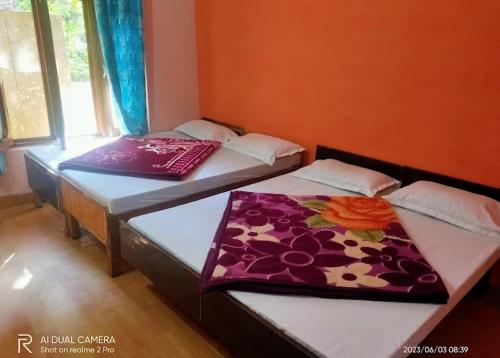 Camera con 2 letti singoli e finestra. di Hotel Bhajan Palace a Barkot