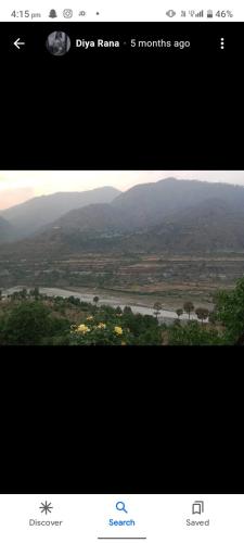una schermata di una foto di un fiume e di montagne di Hotel Bhajan Palace a Barkot
