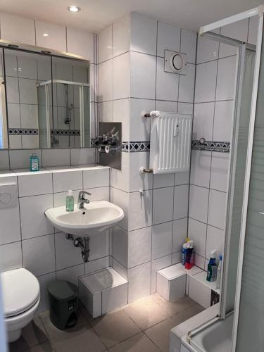 uma casa de banho com um lavatório, um WC e um chuveiro em Ferienwohnung in Köln 2910 em Colônia