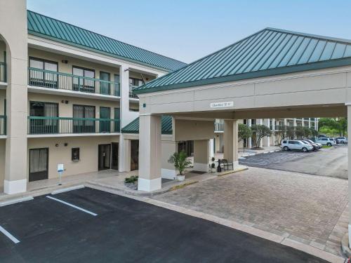 an empty parking lot in front of a hotel at Econo Lodge Inn & Suites Foley-North Gulf Shores in Foley