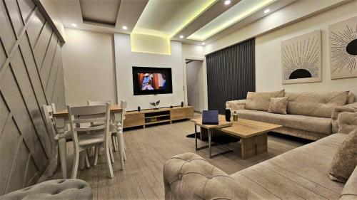 - un salon avec un canapé et une table dans l'établissement Menar, à Istanbul