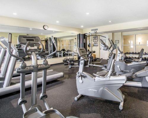 un gimnasio con varias cintas de correr y máquinas cardiovasculares en Plantation Resort on Crystal River, Ascend Hotel Collection, en Crystal River