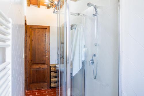 bagno con doccia e porta in vetro di Grillo a Montiano