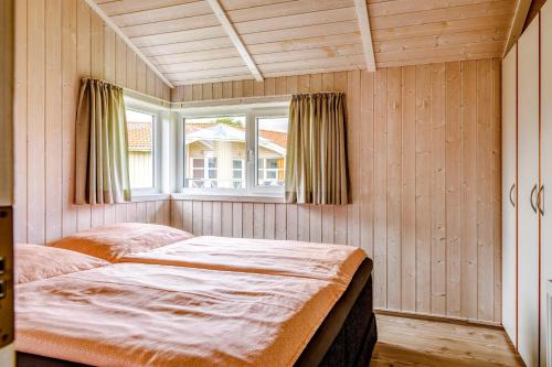 BrodersbyにあるFerienhaus Strandblick 19のベッド2台と窓のある寝室