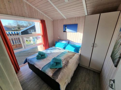 a bedroom with a bed with two towels on it at Ferienhaus Strandliebe in Brodersby