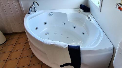 a white bath tub with a towel on it at Ferienhaus Strandoase in Brodersby