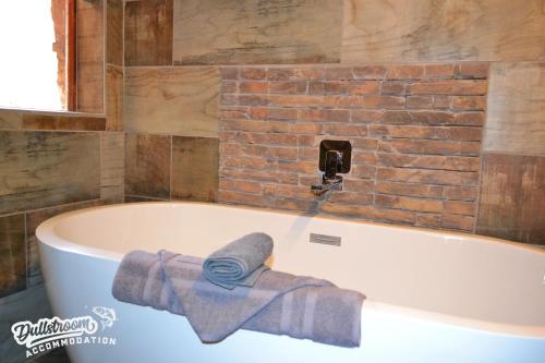 ダルストロアームにあるEagles Nestのバスタブ(タオル付)