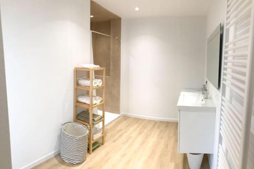 baño con lavabo y estante con toallas en Gîte Niederbronn-les-Bains, en Niederbronn-les-Bains